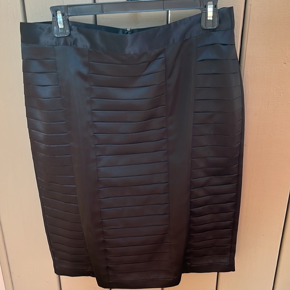 Worthington size 10 petite black satin business or formal skirt - Picture 8 of 8